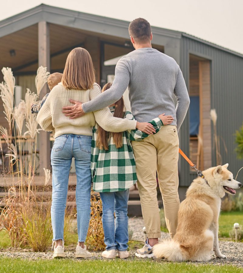 family-with-children-and-dog-standing-with-back-to-2024-10-16-23-13-13-utc-scaled-e1757963691181.jpg